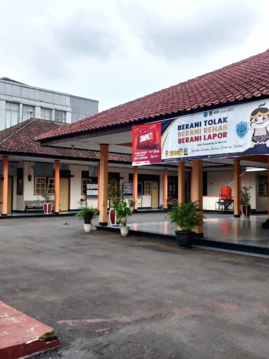 Spanduk kampanye antinarkoba terpasang di Kantor Kelurahan Purwokerto Lor, sebagai bagian dari edukasi pencegahan.