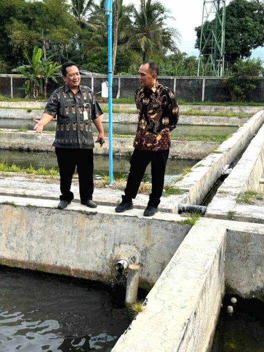 Ketua dprd jateng sumanto memberikan perhatian pada budidaya ikan endemik lokal 1