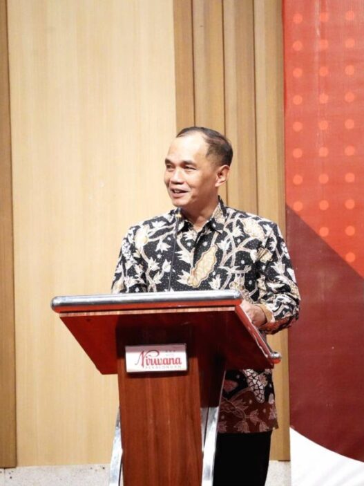 Ketua DPRD Jateng, Sumanto saat memberi sambutan dalam acara Seminar Membaca Ulang Demokrasi, Kepercayaan Publik, Gerakan Generasi Muda, dan Tantangan Legitimasi Pemerintah di Ballroom Hotel Nirwana Pekalongan, Jumat (31/10).