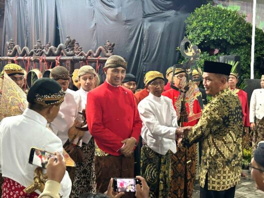Ketua DPRD Jawa Tengah Sumanto memberikan apresiasi kepada Paguyuban Dalang Karanganyar yang bergotong royong mementaskan Wayang Kulit selama 30 jam nonstop