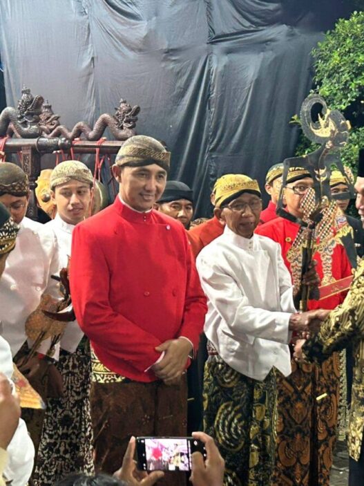 Ketua DPRD Jawa Tengah Sumanto memberikan apresiasi kepada Paguyuban Dalang Karanganyar yang bergotong royong mementaskan Wayang Kulit selama 30 jam nonstop