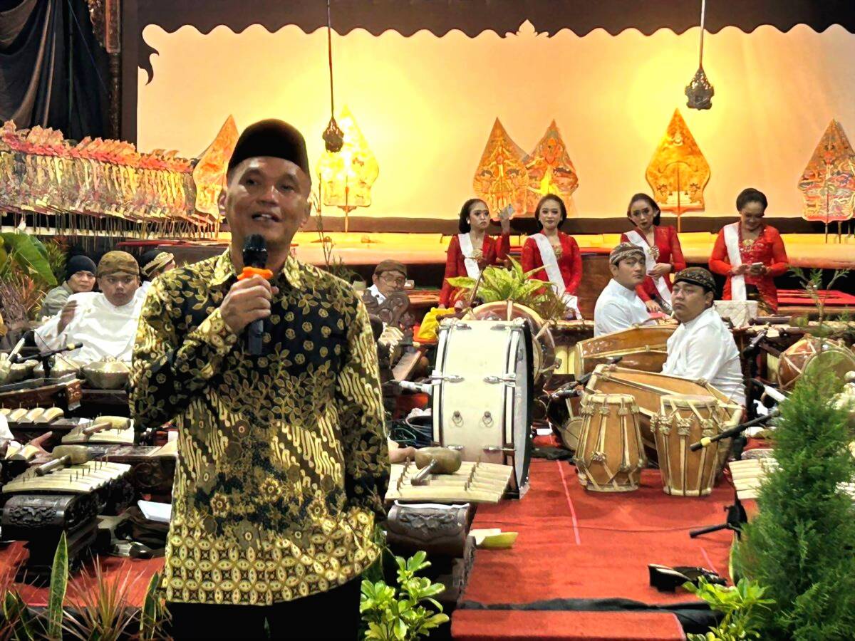 Ketua DPRD Jawa Tengah Sumanto memberikan apresiasi kepada Paguyuban Dalang Karanganyar yang bergotong royong mementaskan Wayang Kulit selama 30 jam nonstop