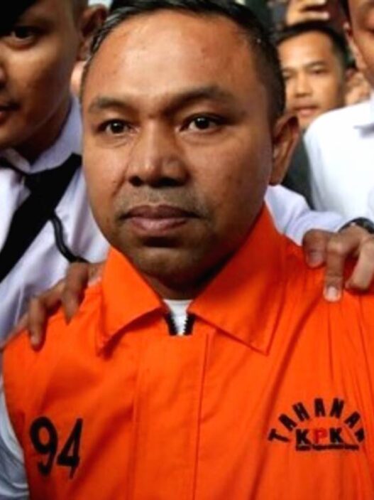 Langkah gubernur riau menuju mobil tahanan usai ditetapkan tersangka 1762338291282 169 ezgif.com resize