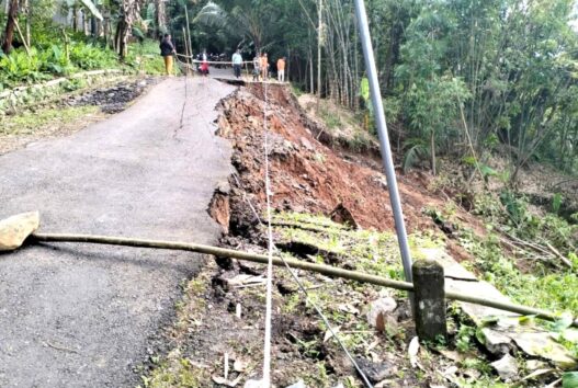 Longsor Putus Akses Kebumen Banjarnegara