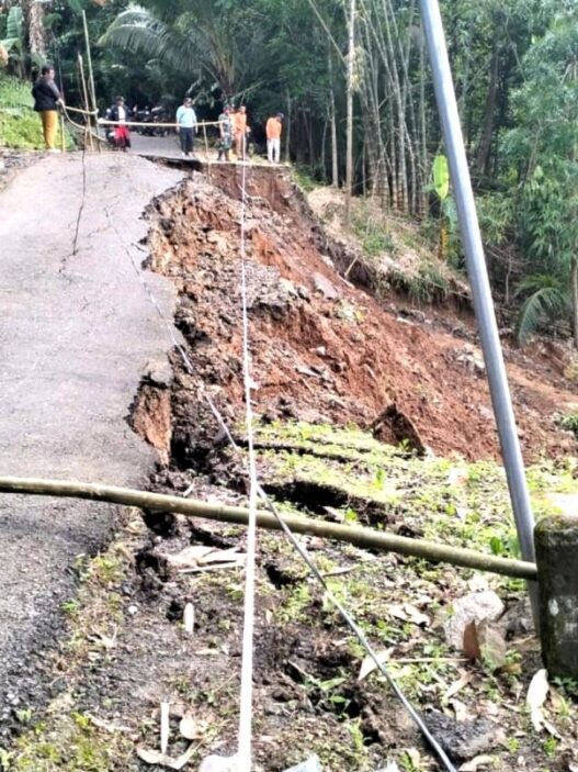 Longsor Putus Akses Kebumen Banjarnegara