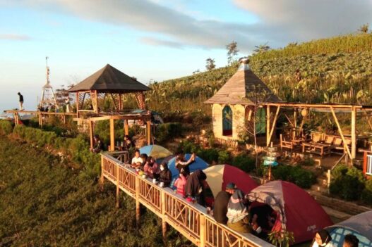 Mangli sky view jadi spot glamping hits di magelang dengan pemandangan alam yang menakjubkan