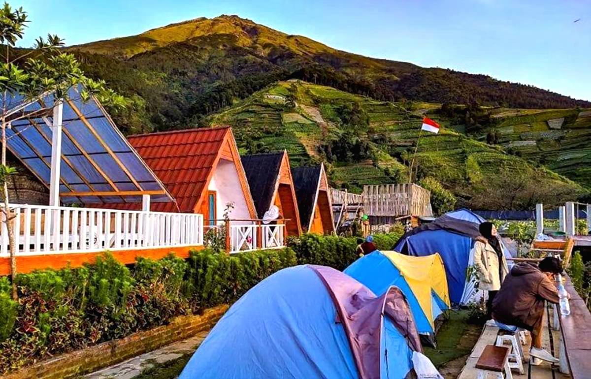 Mangli sky view magelang hadirkan sensasi glamping di tengah dataran tinggi dengan view jajaran gunung dan hamparan perkebunan hijau