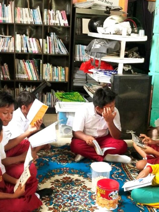 Media Anti Gabut, Saat Antre Potong Rambut