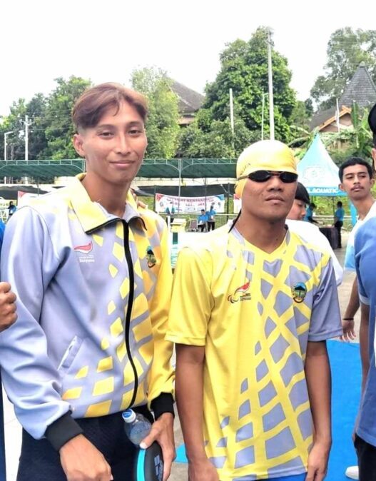 Atlet renang NPCI Banyumas bersama pelatih seusai bertanding di Kejurprov NPCI Jateng 2025, renang menyumbang empat emas dan dua perak.