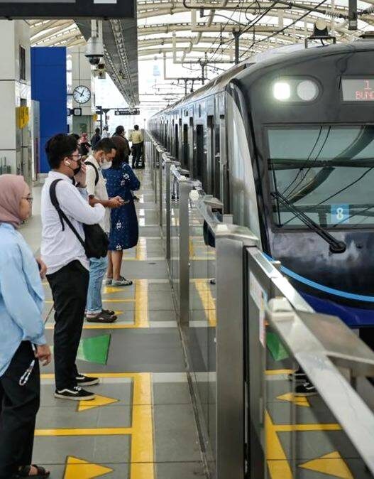 Pemprov dki jakarta hadirkan program naik transum gratis untuk pekerja swasta dan 15 golongan lainnya