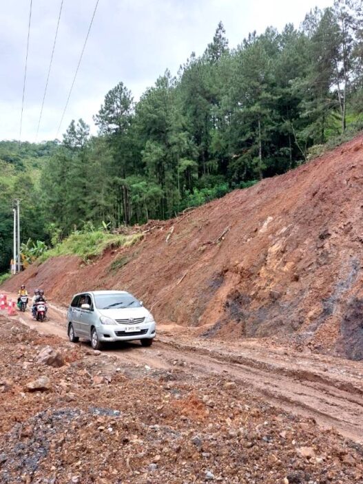 Pengeprasan tebing totogan antisipasi longsor susulan