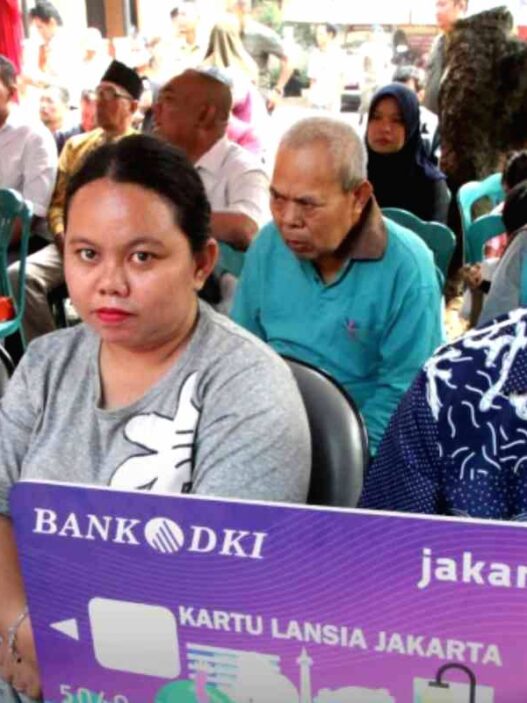 Pengecekan status KLJ dapat dilakukan melalui dua layanan resmi milik Pemerintah Provinsi DKI Jakarta, yaitu situs Siladu Jakarta dan aplikasi JAKI