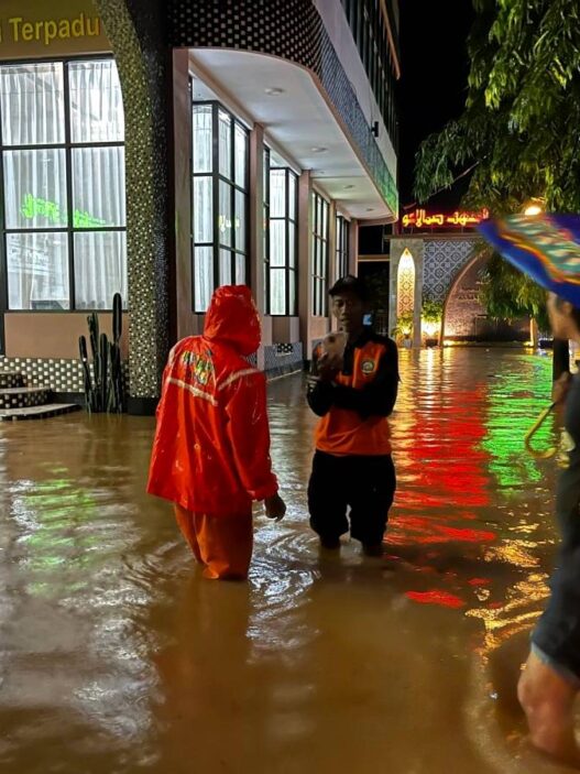 Pesisir Selatan Diterjang Banjir