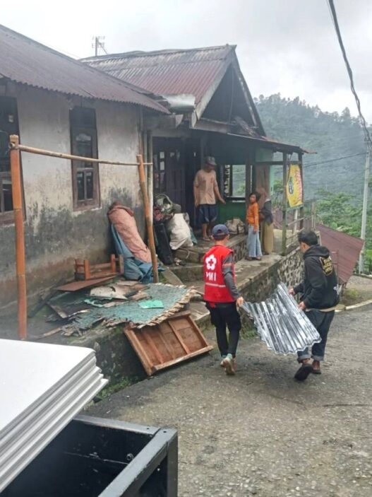 Puluhan rumah rusak diterjang angin kencang