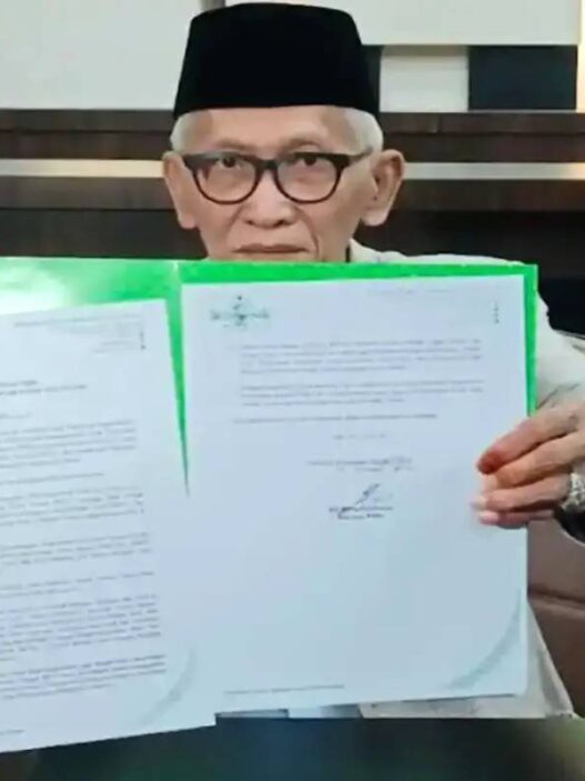 Rais Aam Pengurus Besar Nahdlatul Ulama KH Miftachul Akhyar ezgif.com webp to jpg converter