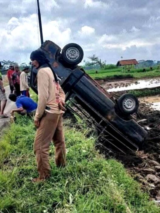 Rem Blong, Pikap Terguling ke Sawah