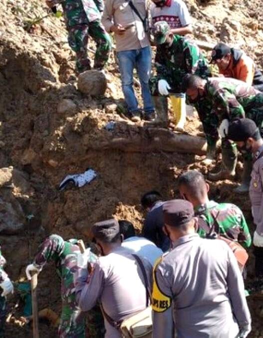 Sekeluarga Meninggal Tertimbun Longsor