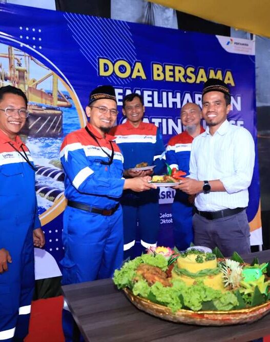 Seremoni dimulainya pekerjaan pemeliharaan _floating hose_ ditandai dengan pemotongan tumpeng oleh Pjs. General Manager Kilang Cilacap, Aqwamus Shoif kepada Manajer Produksi I, Agus Rahmat Jamal dan Manager ME I, Bhasworo Bhogo Winarno.