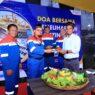 Seremoni dimulainya pekerjaan pemeliharaan _floating hose_ ditandai dengan pemotongan tumpeng oleh Pjs. General Manager Kilang Cilacap, Aqwamus Shoif kepada Manajer Produksi I, Agus Rahmat Jamal dan Manager ME I, Bhasworo Bhogo Winarno.