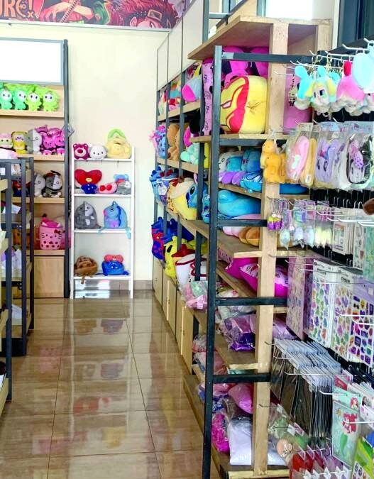 Surga belanja penggemar k pop dan anime