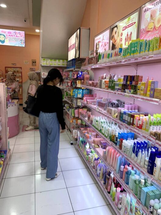 Surganya kaum hawa belanja kosmetik