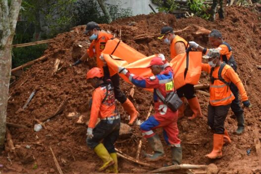 Tangisan Adik Pecah di Lokasi Longsor