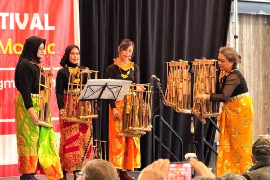 Tari Pendet dan Angklung Guncang Ottawa