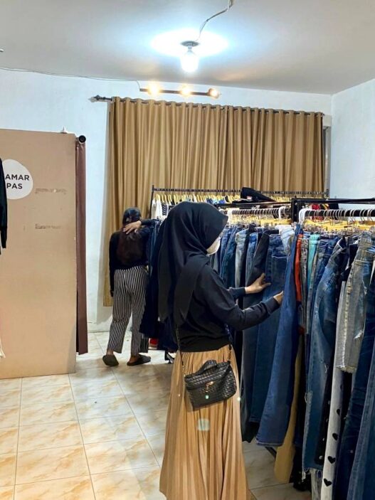 Thrift Komplit untuk Pria dan Wanita