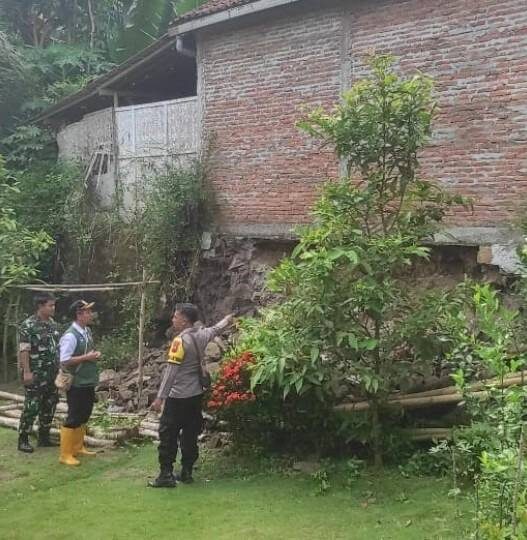 Turap setinggi 3 meter ambruk