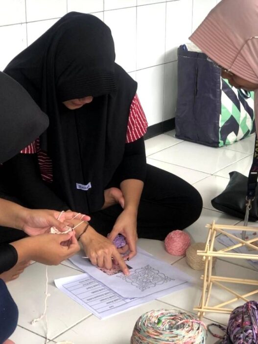 Warga Binaan Belajar Rajut dan Lampion