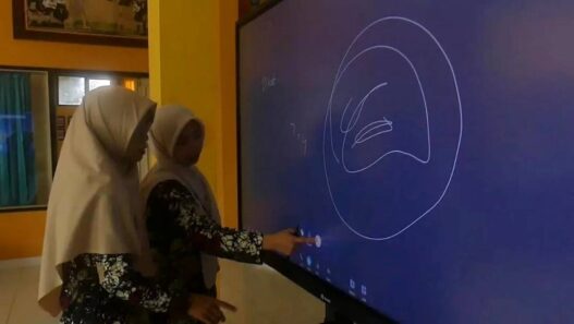434 SD Gunakan Smart Board