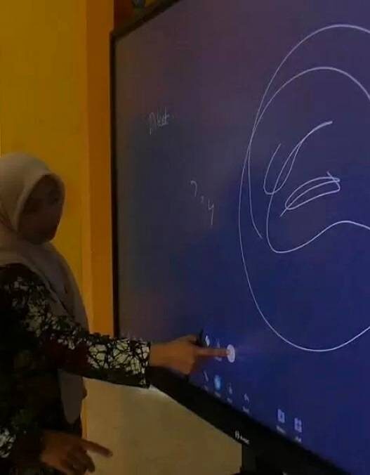 434 SD Gunakan Smart Board