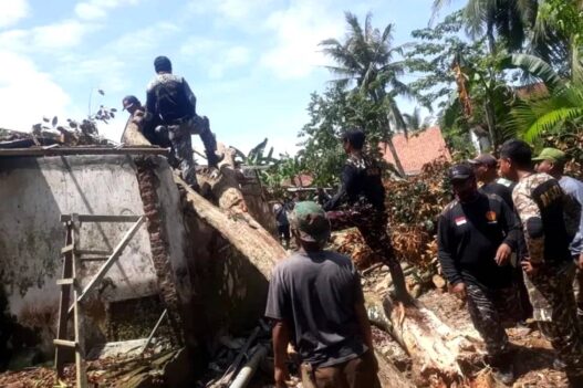 Angin Kencang Rusak Tujuh Rumah