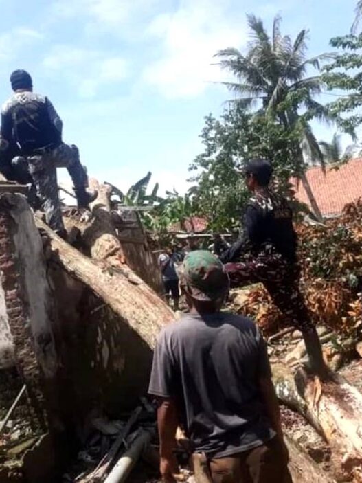 Angin Kencang Rusak Tujuh Rumah