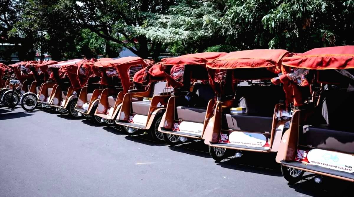 Becak Listrik Resmi diserahkan Kepada Sejumlah Pengemudi Becak di Banyumas
