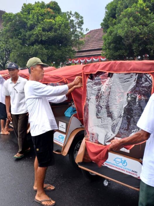 Becak Listrik Ringankan Beban Tukang Becak