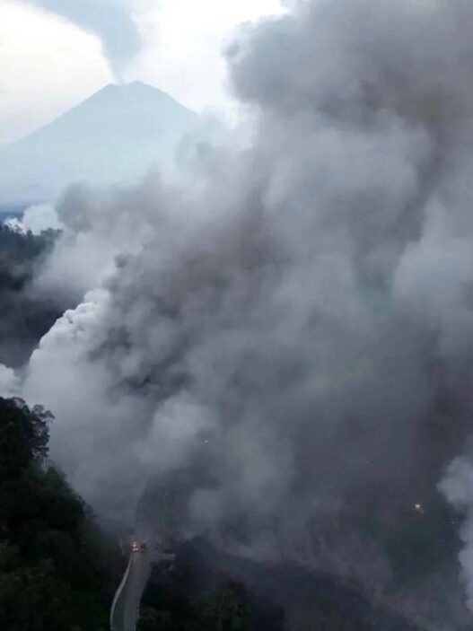 Gunung Semeru Kembali Erupsi