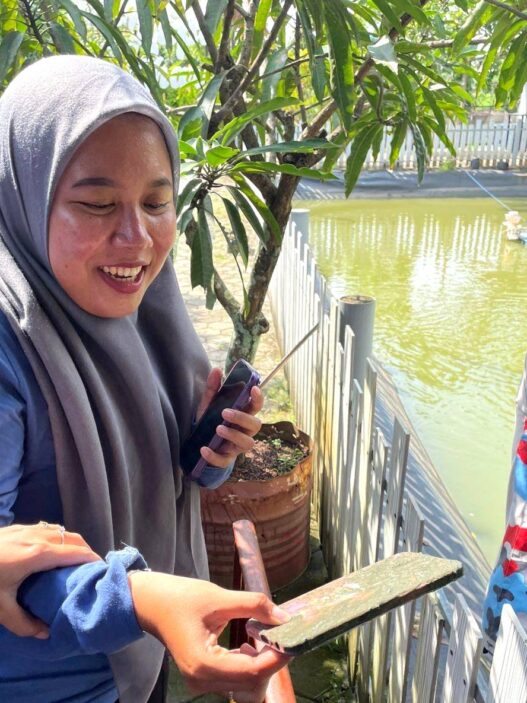 Handphone Jatuh ke Kolam, Panggil Damkar