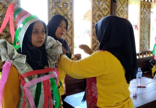 Koran Bekas Disulap Jadi Busana Hari Ibu