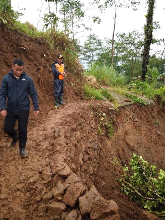 Longsor 12 Rumah Warga Terisolir