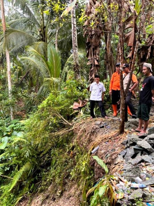 Longsor Ancam Sekolah di Buayan