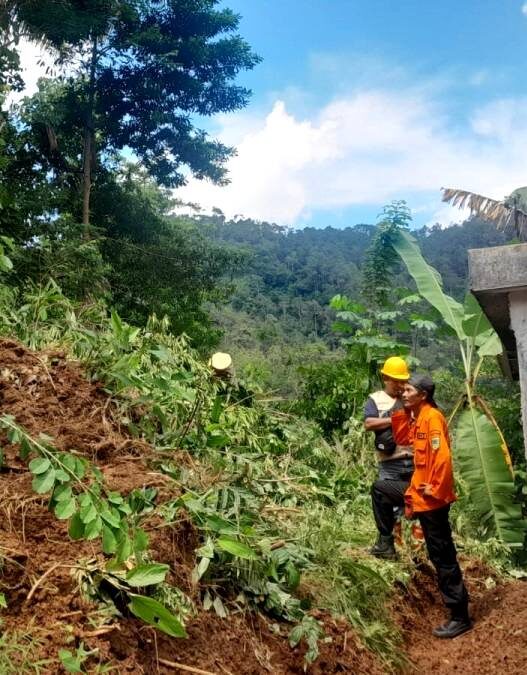 Longsor Hantam Rumah Warga Rowokele