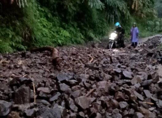 Longsor Tutup Akses Desa Sirau