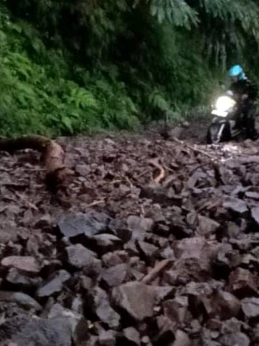 Longsor Tutup Akses Desa Sirau