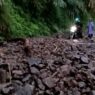 Longsor Tutup Akses Desa Sirau