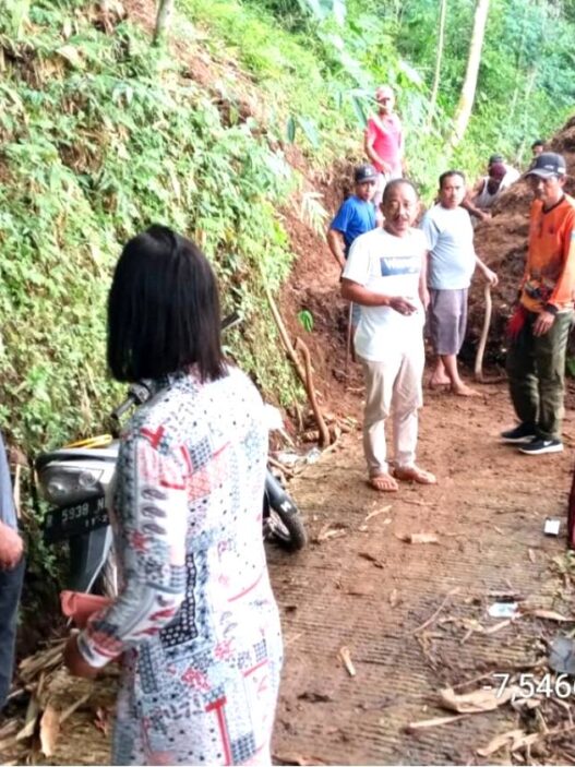 Longsor Tutup Akses Pedukuhan