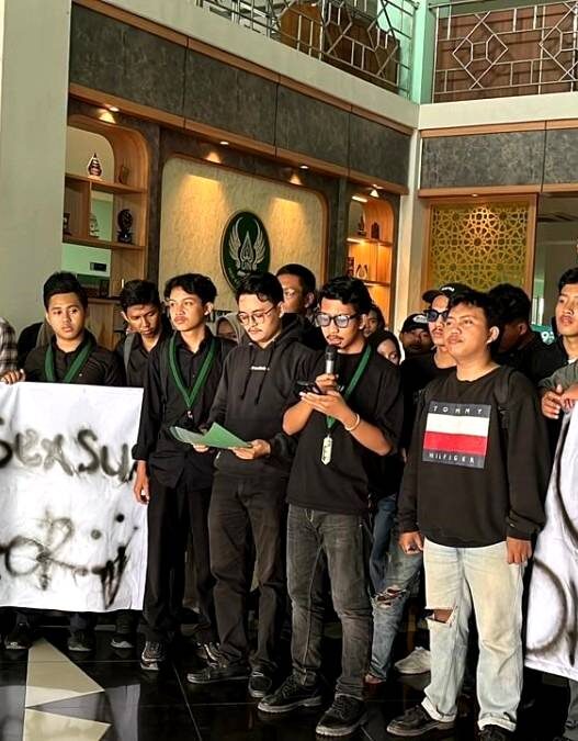 Mahasiswa Geruduk Rektorat UIN Saizu