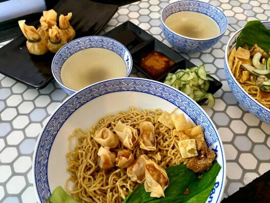 Mi Lembut dan Topping Melimpah