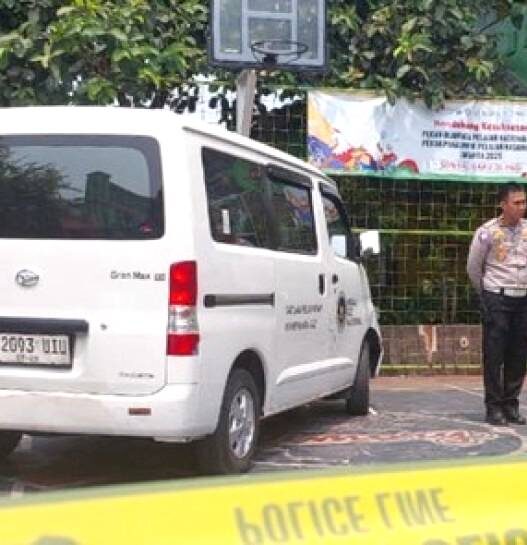 Mobil MBG Tabrak Gerbang Sekolah