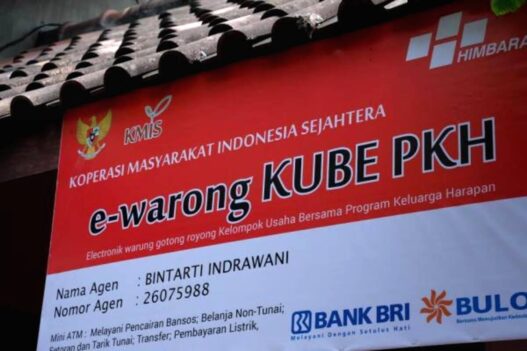 Penerima manfaat menggunakan Kartu Keluarga Sejahtera (KKS) saat berbelanja bahan pangan di e warong resmi untuk memaksimalkan bantuan sosial